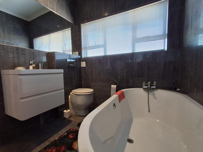 4 Bedroom Property for Sale in Stilbaai Wes Western Cape